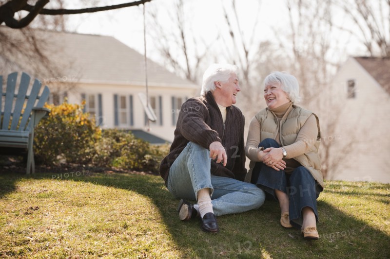 USA, Virginia, Richmond, senior couple relaxing on grass. Photo : Mark Edward Atkinson