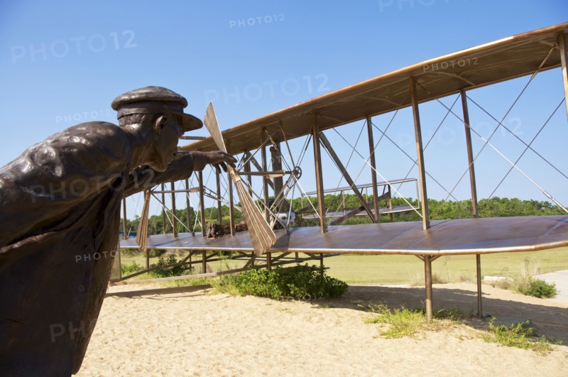 USA, North Carolina, Outer Banks, Kill Devil Hills, Wright Brothers Memorial. Photo: Tetra Images