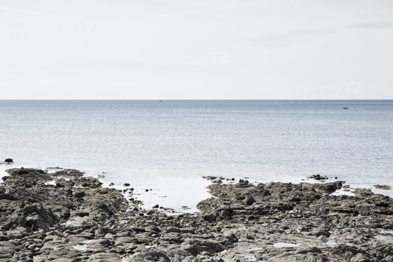 France, Brittany, Rocky beach and ocean. Photo : Jon Boyes