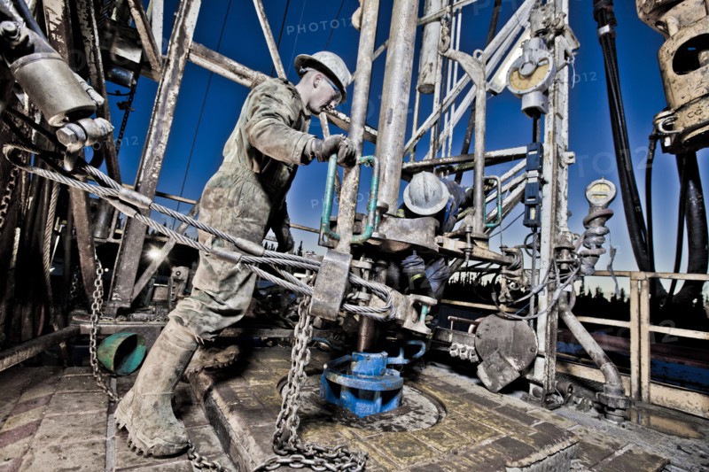 Canada, Alberta, Oil workers using oil drill. Photo: Dan Bannister