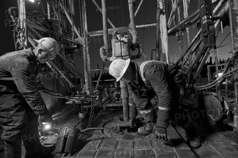 Canada, Alberta, Oil workers using oil drill. Photo: Dan Bannister