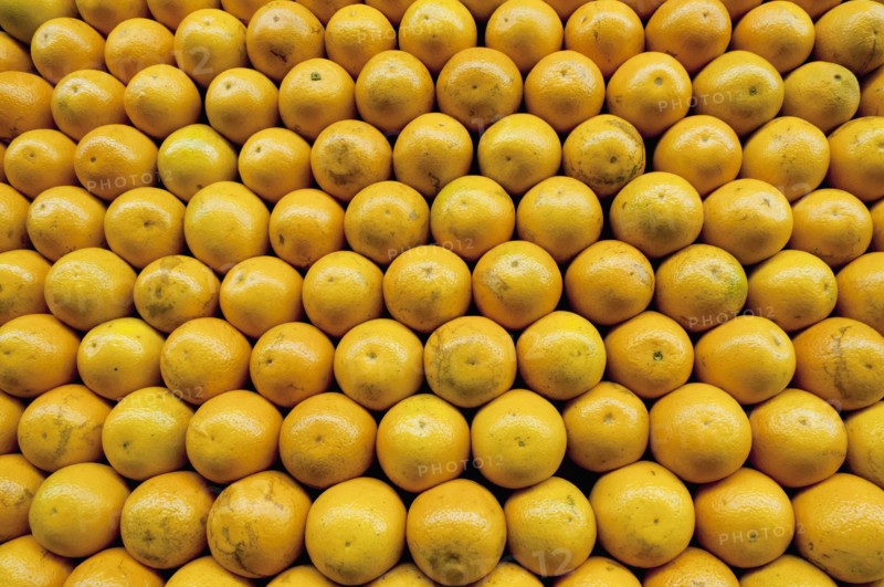 Stack of oranges on market. Photo : Antonio M. Rosario
