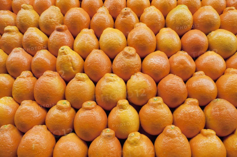 Stack of tangelo on market. Photo : Antonio M. Rosario