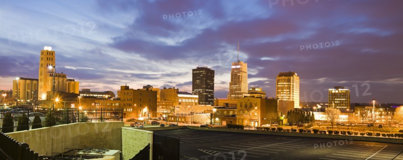 USA, Ohio, Akron, Cityscape at dusk. Photo : Henryk Sadura