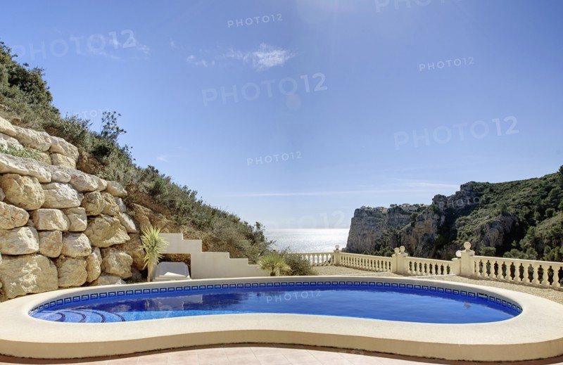 Spain, Costa Blanca, Hotel swimming pool. Photo : Justin Paget