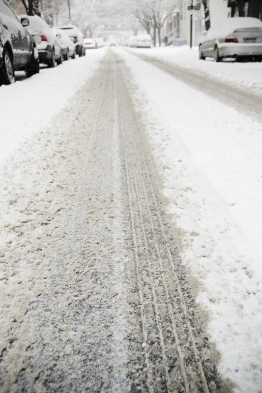 USA, New York State, Brooklyn, Williamsburg, tire track on snow covered street. Photo: Jamie Grill Photography