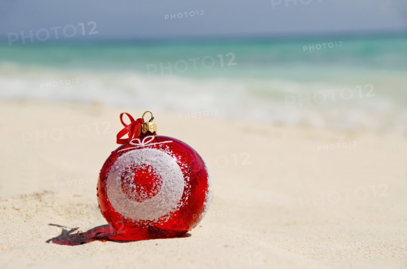 Mexico, Playa Del Carmen, christmas decoration on beach. Photo: Tetra Images