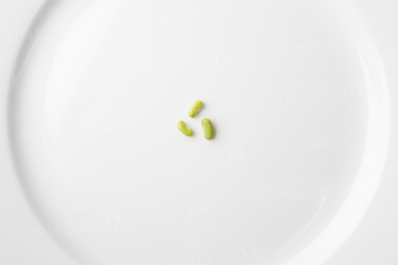Peas on white plate forming recycling symbol. Photo : Kristin Lee
