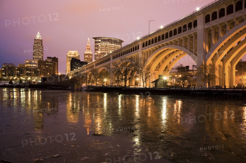 USA, Ohio, Bridge crossing Cuyahoga River at dusk Cleveland. Photo : Henryk Sadura