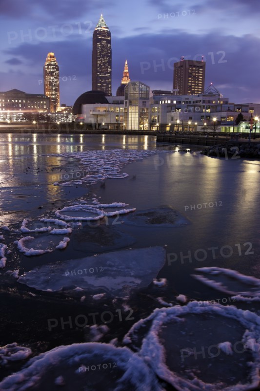 USA, Ohio, Cleveland skyline across frozen lake at sunrise. Photo : Henryk Sadura
