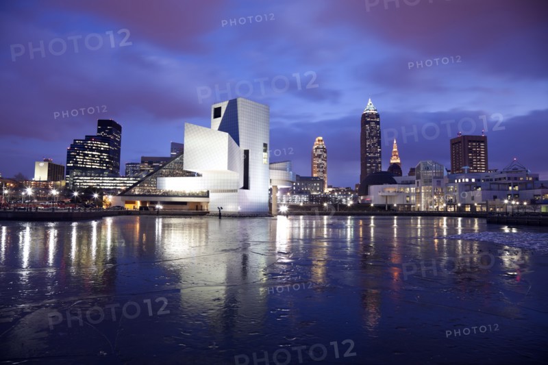 USA, Ohio, Rock and Roll Hall of Fame and Museum across frozen lake at dusk. Photo : Henryk Sadura