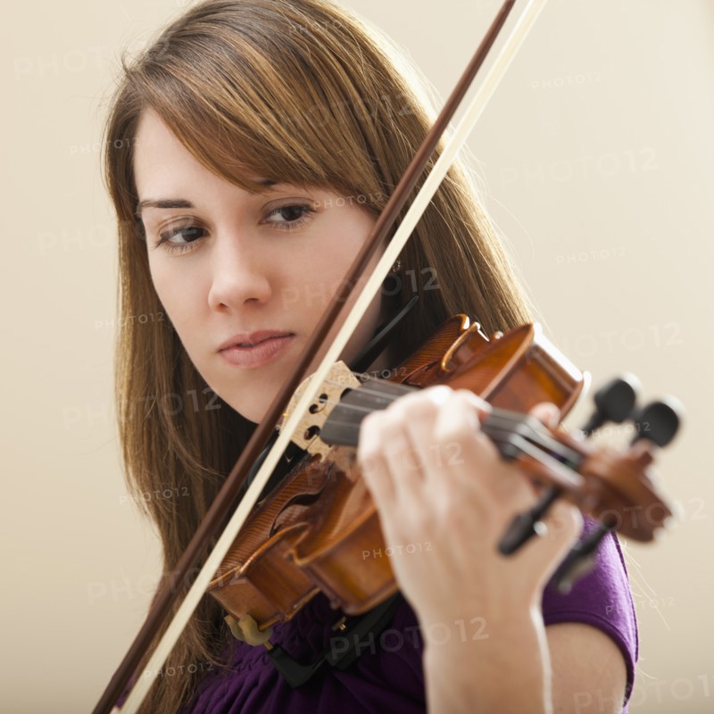 Young woman playing violin. Photo : Mike Kemp
