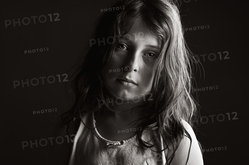 Studio shot of girl (8-9). Photo : Justin Paget
