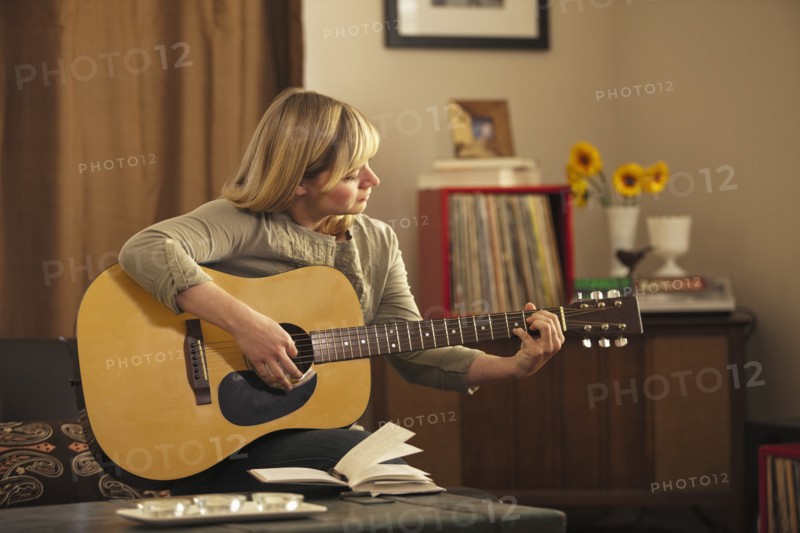 Woman playing guitar. Photo : DreamPictures