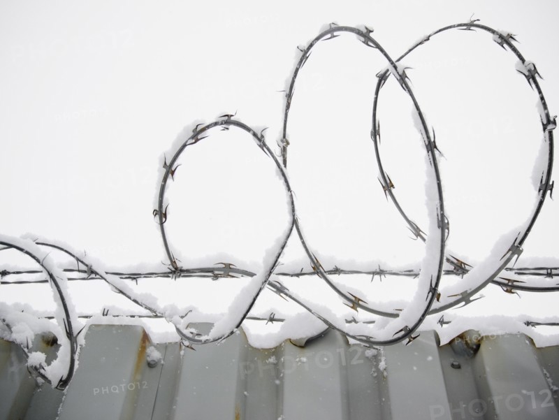 USA, New York State, Brooklyn, Williamsburg, barbed wire covered with snow. Photo: Jamie Grill Photography
