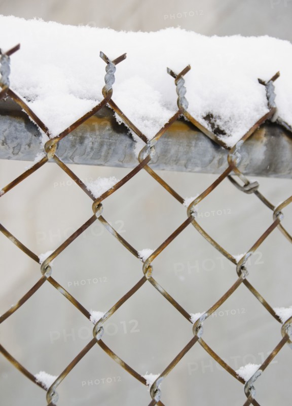 USA, New York State, Brooklyn, Williamsburg, snow covered chainlink fence. Photo : Jamie Grill Photography