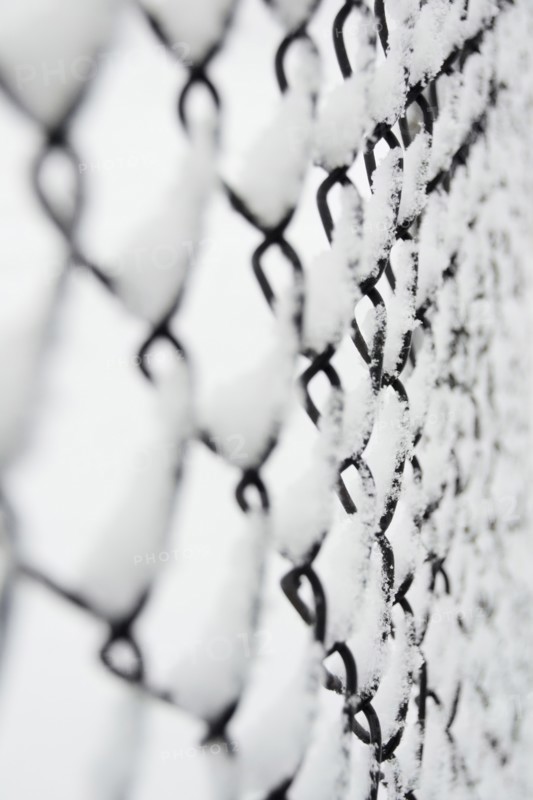 USA, New York State, Brooklyn, Williamsburg, snow covered chainlink fence. Photo : Jamie Grill Photography
