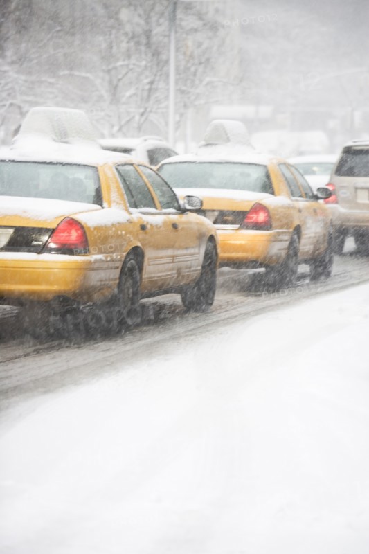 USA, New York City, yellow cabs on snowy street. Photo : fotog
