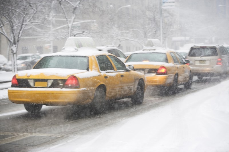 USA, New York City, yellow cabs on snowy street. Photo : fotog