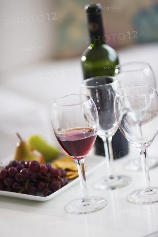 Wine glasses and fruits on table. Photo : Daniel Grill