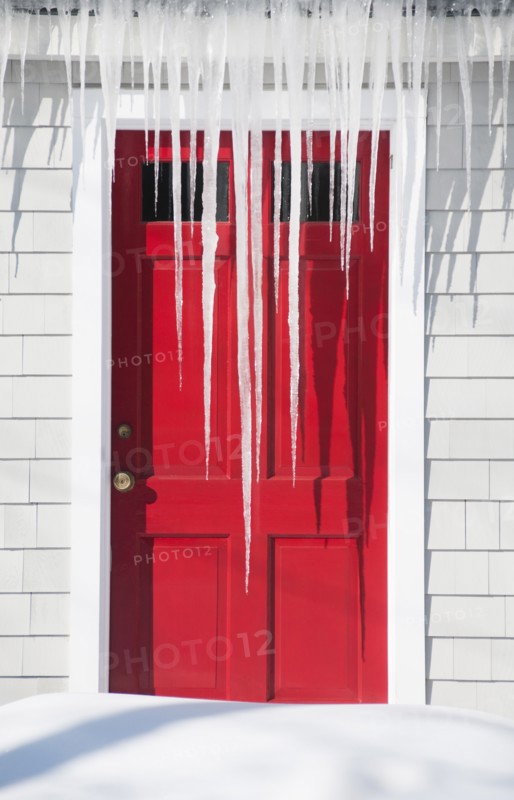USA, Maine, Camden, icicles over red door. Photo : Daniel Grill