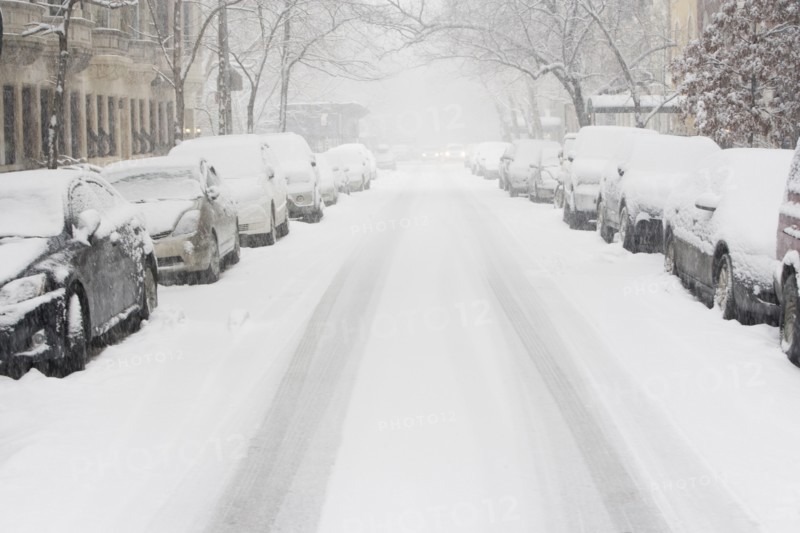 USA, New York City, snowy street with rows of parked cars. Photo : fotog