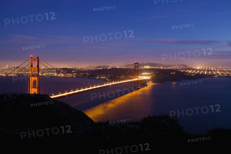 USA, San Francisco, City skyline with Golden Gate Bridge. Photo : Noah Clayton