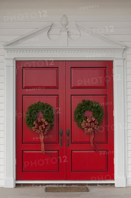 USA, San Francisco, Christmas wreath on red doors. Photo : Noah Clayton
