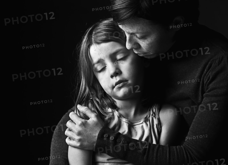 Mother and daughter (6-7) embracing. Photo : Justin Paget