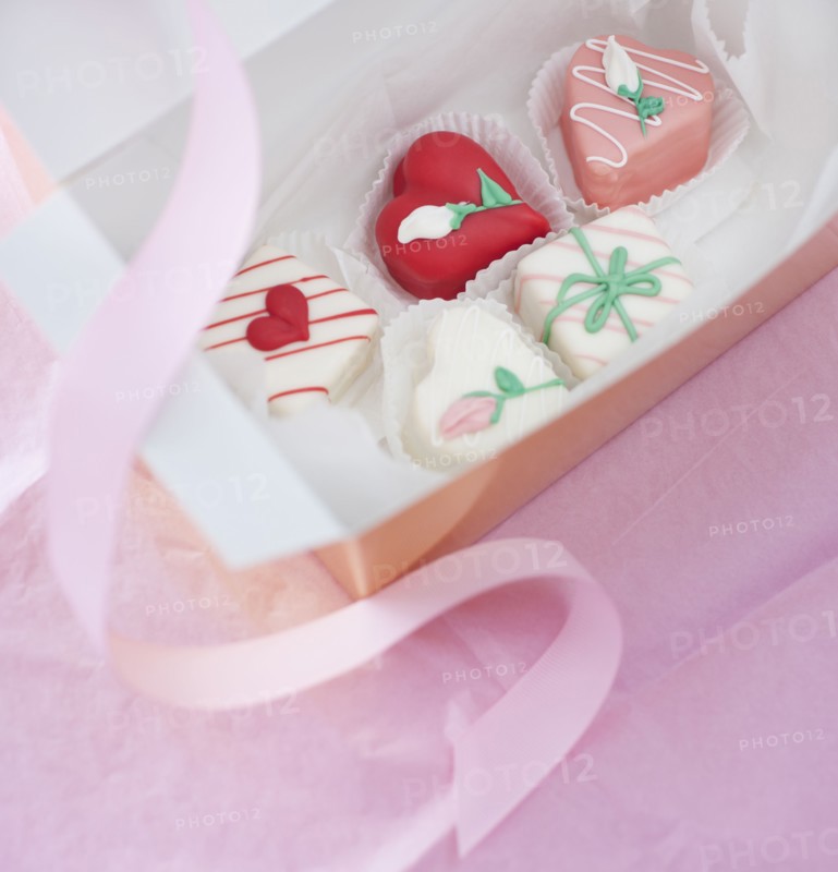 Studio shot of box of heart-shaped candies. Photo : Daniel Grill