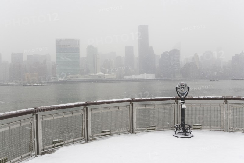 USA, New York City, coin operated binoculars overlooking foggy Manhattan. Photo: fotog