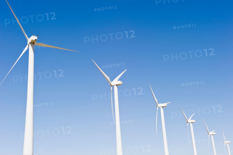 USA, California, Palm Springs, Coachella Valley, San Gorgonio Pass, Wind turbines against blue sky. Photo : Jamie Grill Photography