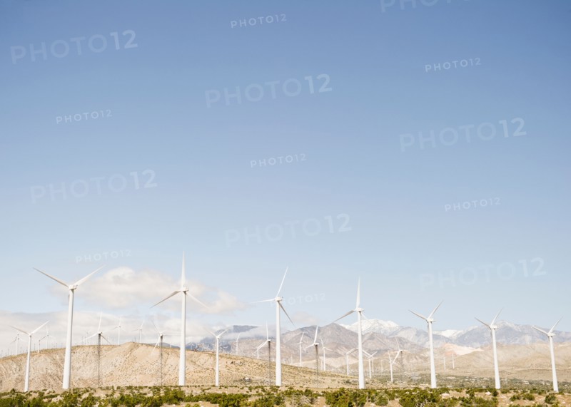 USA, California, Palm Springs, Coachella Valley, San Gorgonio Pass, Wind turbines with mountains in background. Photo : Jamie Grill Photography