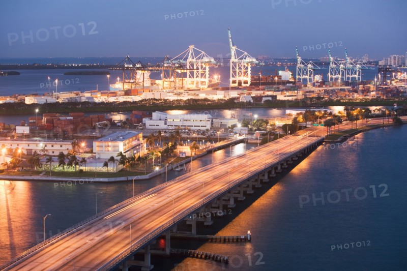USA, Florida, Miami, Commercial dock at dusk. Photo : fotog