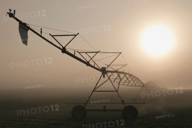 USA, Oregon, Marion County, Irrigation and fog. Photo : Gary Weathers