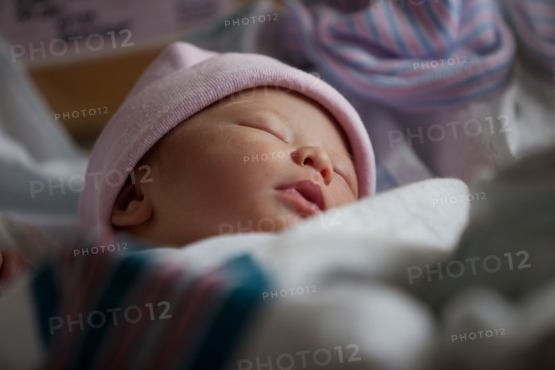 Portrait of newborn girl (0-1months). Photo : Mike Kemp