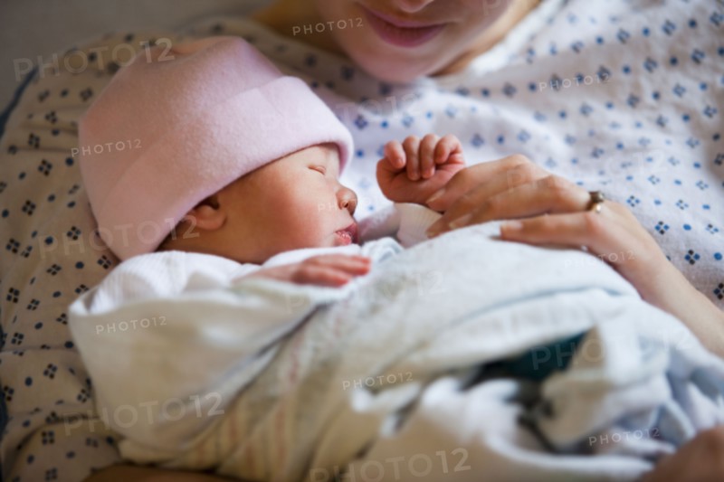 Portrait of newborn girl (0-1months) with mother. Photo : Mike Kemp