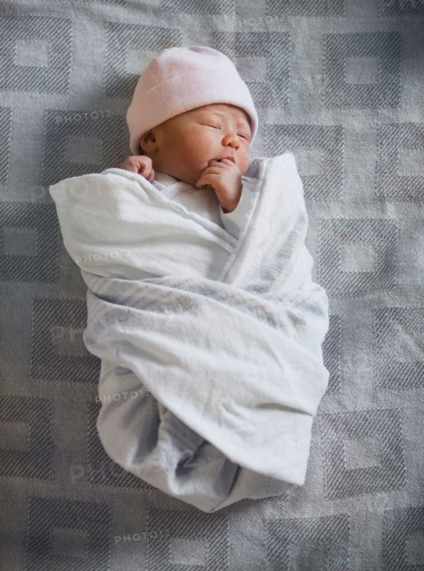 Portrait of newborn girl (0-1months). Photo : Mike Kemp