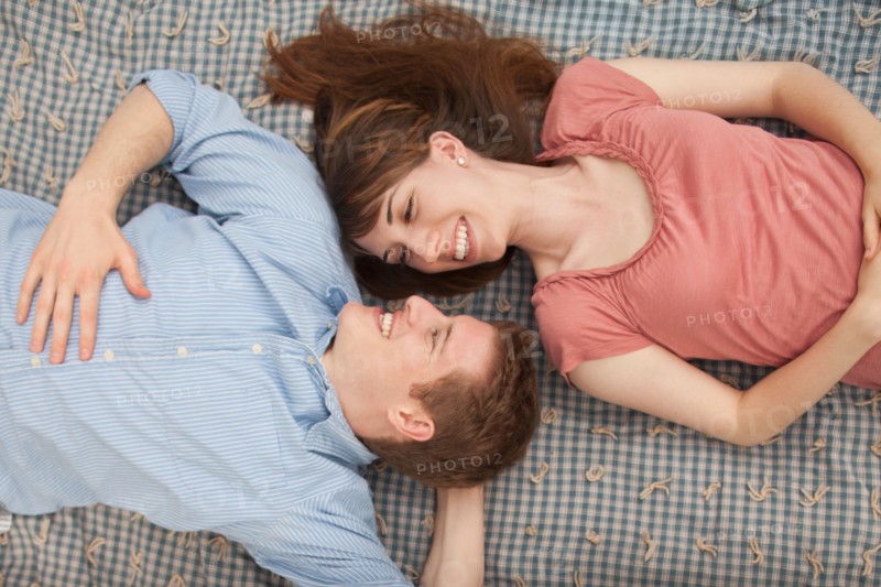 Young couple lying on blanket. Photo : Mike Kemp