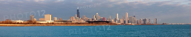 USA, Illinois, Chicago, City skyline over Lake Michigan. Photo : Henryk Sadura
