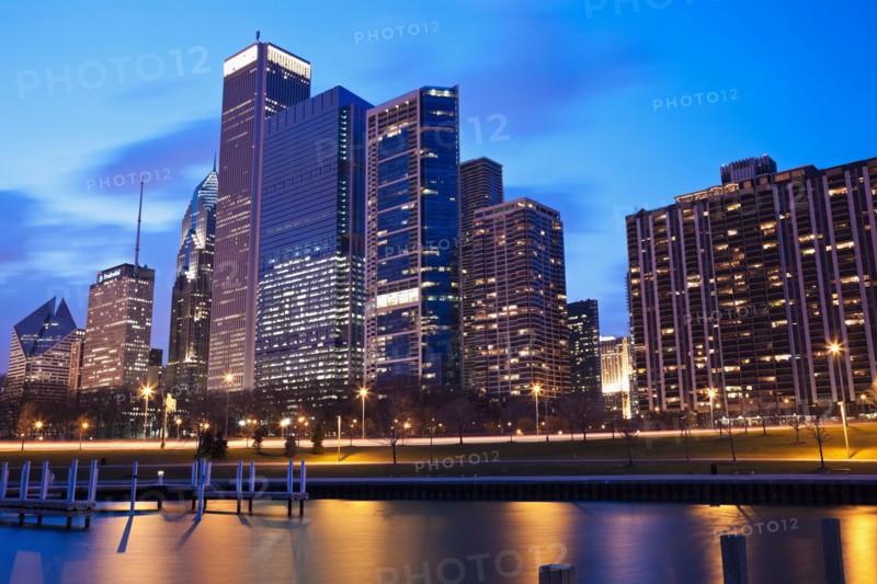 USA, Illinois, Chicago, City skyline of Randolph Avenue on Lake Michigan. Photo : Henryk Sadura