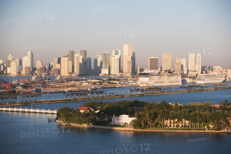 USA, Florida, Miami, Cityscape with coastline. Photo : fotog