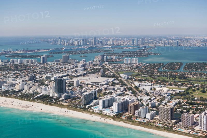 USA, Florida, Miami, Cityscape with beach. Photo : fotog