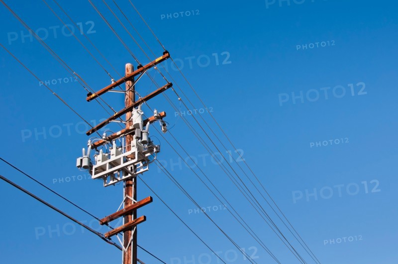 Power line against blue sky. Photo : Daniel Grill