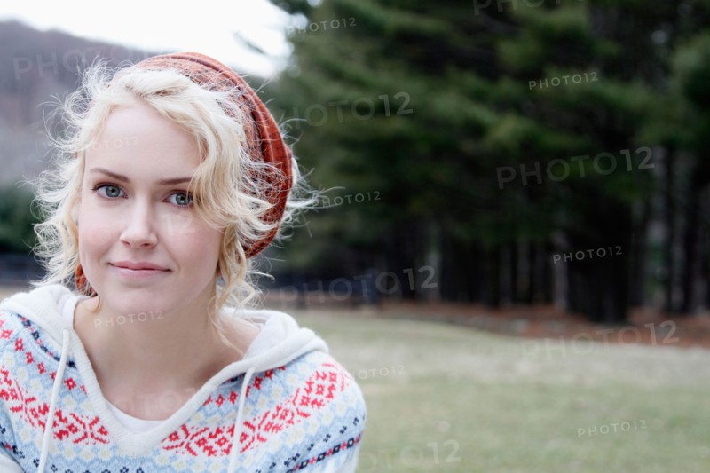 USA, New Jersey, Califon, Young woman looking at camera and smiling. Photo : Pauline St.Denis