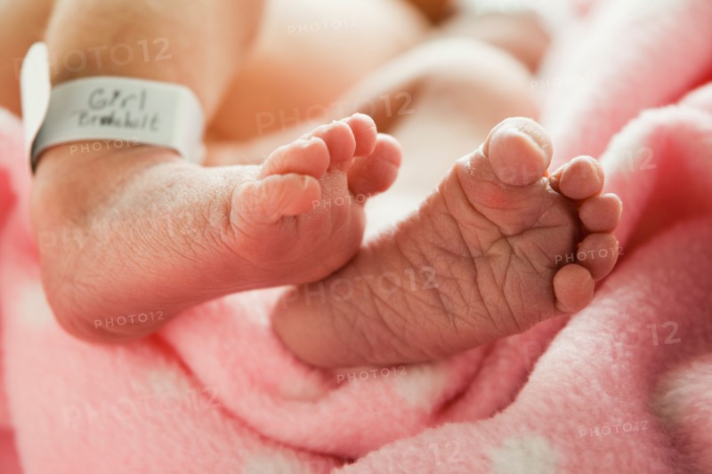 Close-up of feet of newborn girl (0-1months) . Photo : Mike Kemp
