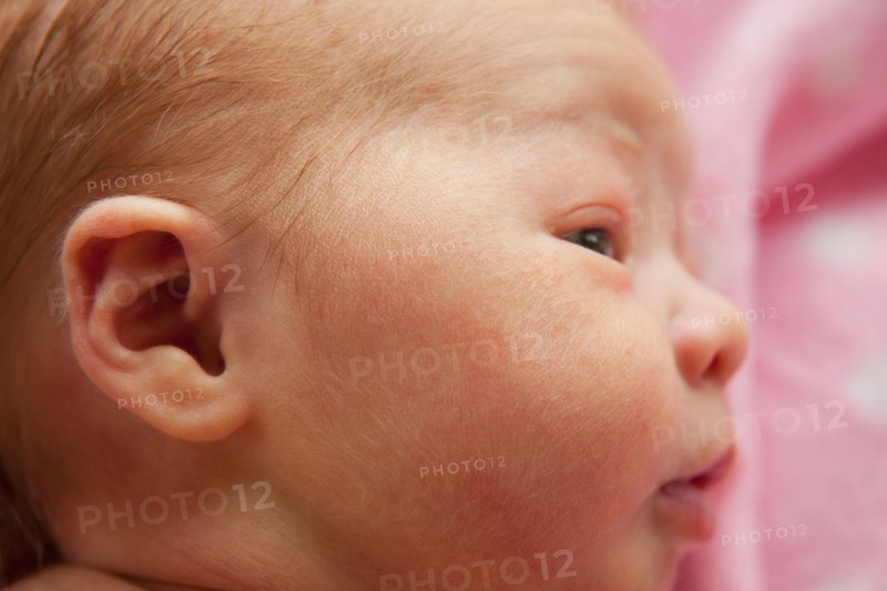 Portrait of newborn girl (0-1months) . Photo : Mike Kemp