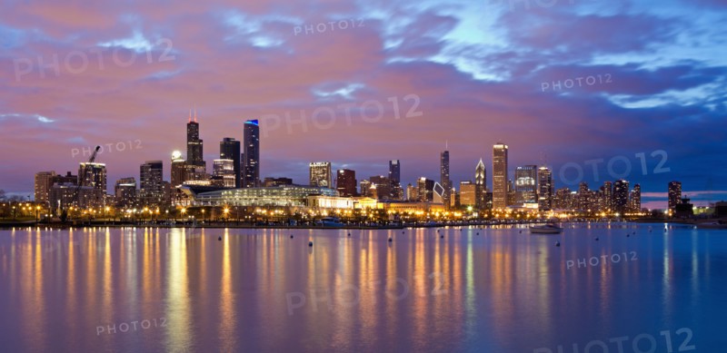 USA, Illinois, Chicago, City skyline over Lake Michigan. Photo : Henryk Sadura