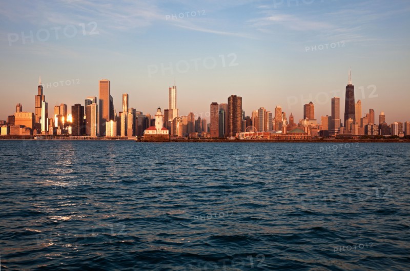 USA, Illinois, Chicago, City skyline over Lake Michigan. Photo : Henryk Sadura