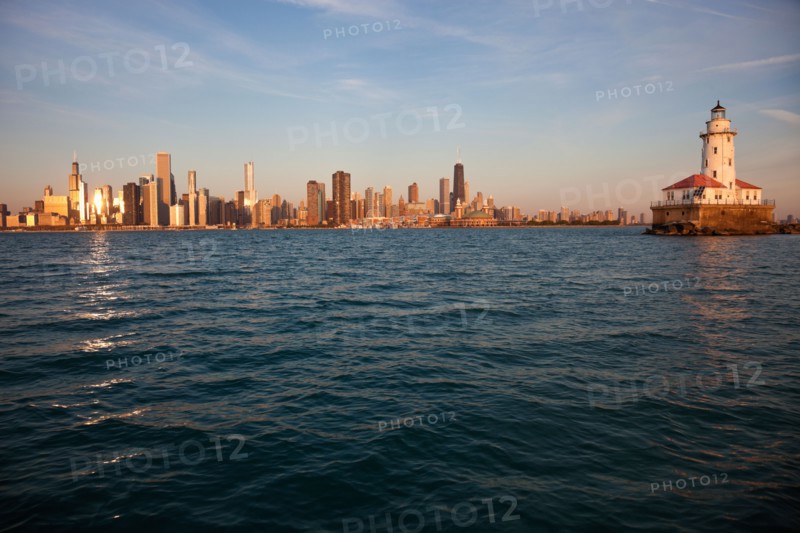 USA, Illinois, Chicago, City skyline over Lake Michigan. Photo : Henryk Sadura